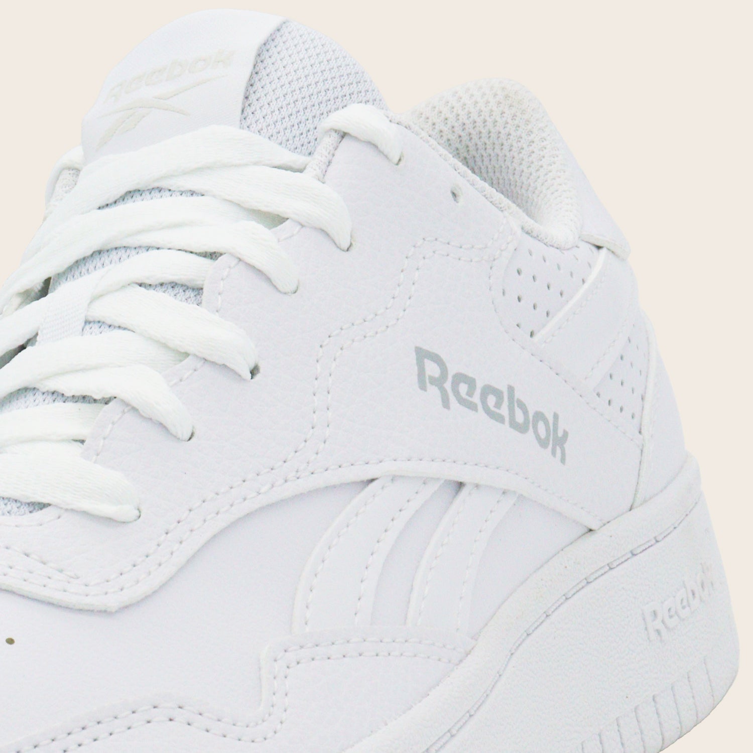 Tenis Blancos Reebok BB 1000 Double para Mujer | Estilo Clásico y Comodidad
